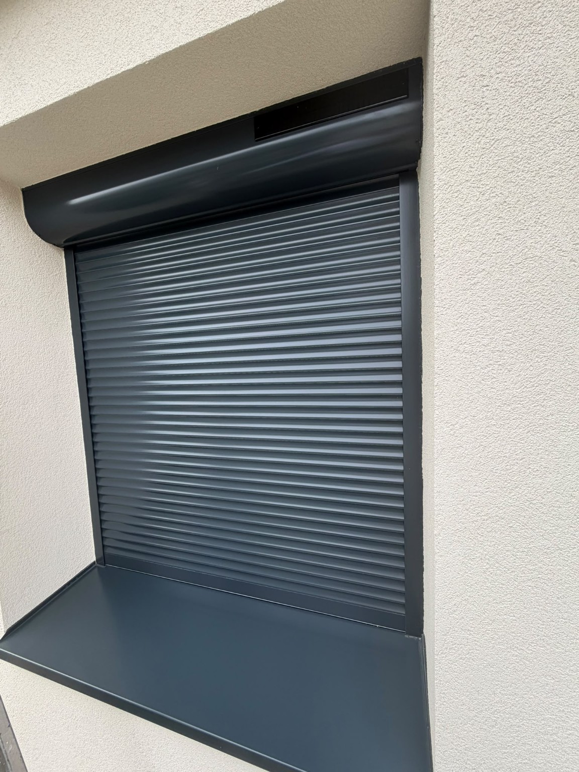 Détail d'un volet roulant et appui de fenêtre