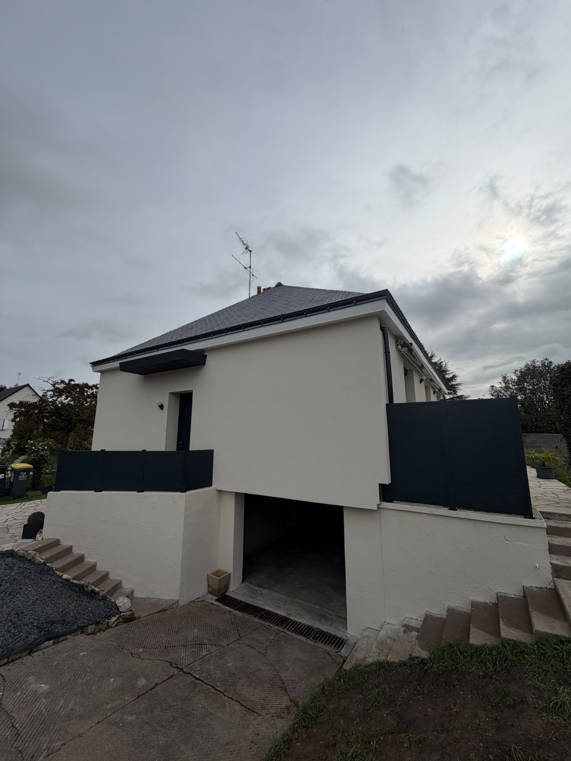 Maison vue depuis son accès en contrebas