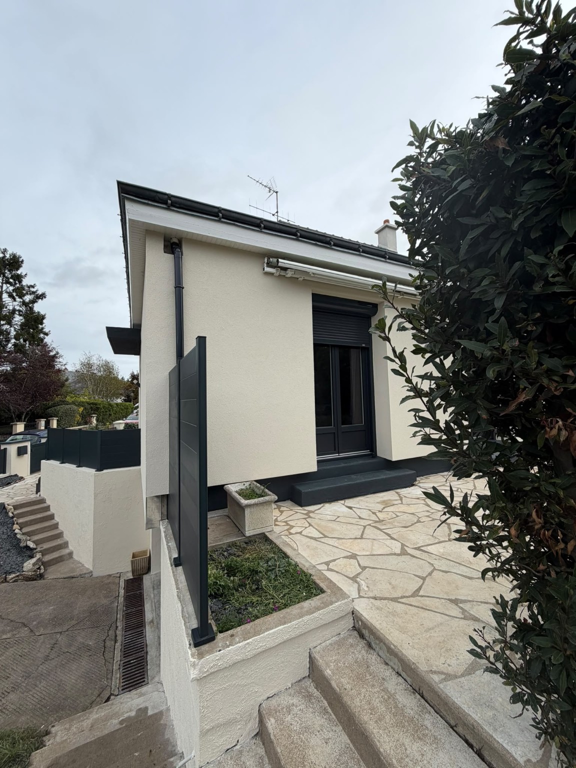 Escalier extérieur et façade rénovée