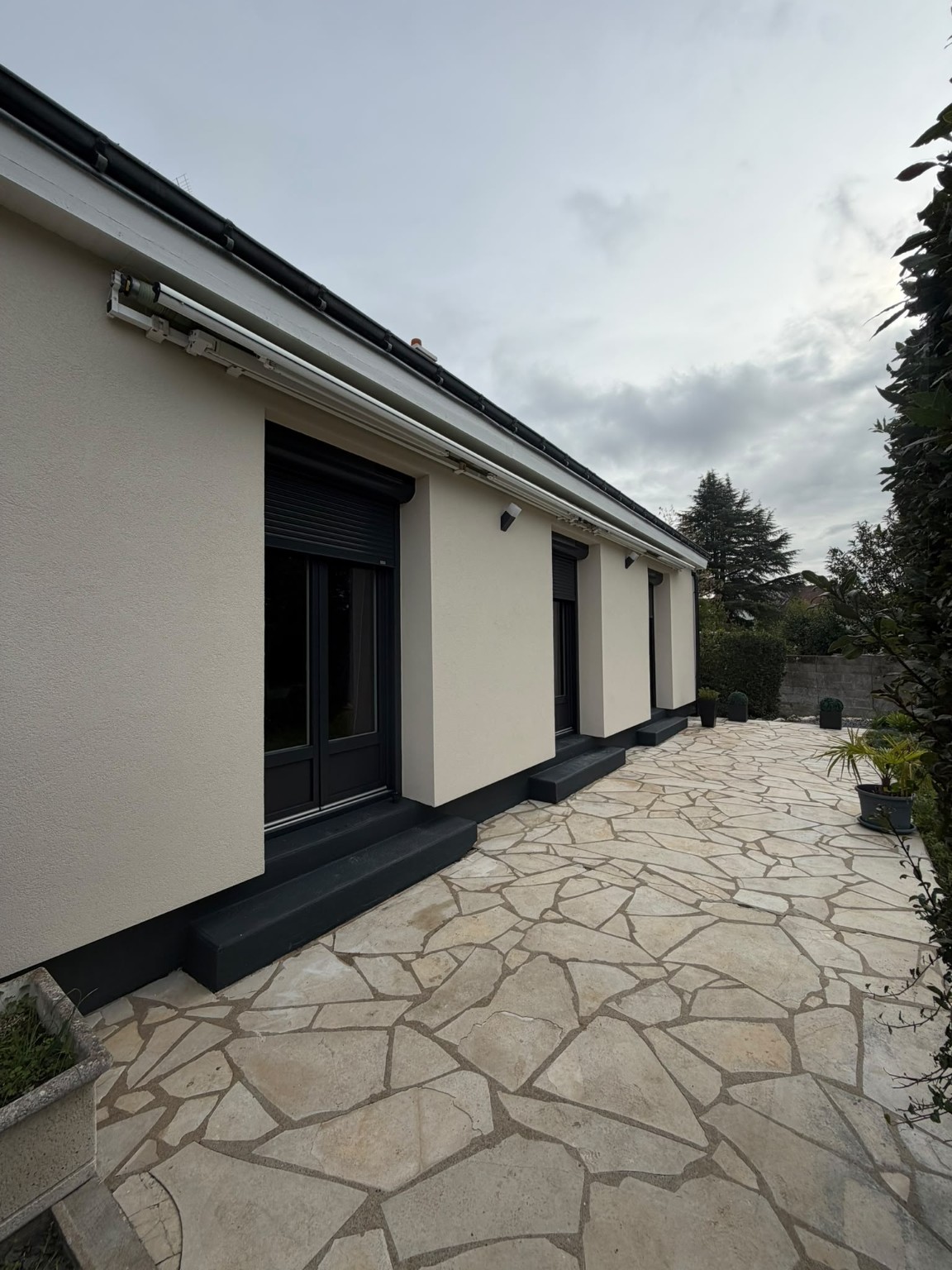 Vue d'ensemble de la façade rénovée et de la terrasse