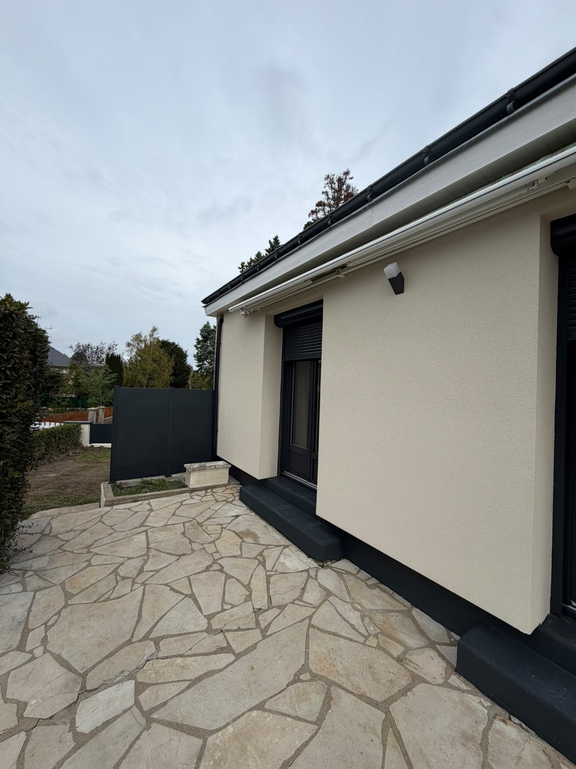Terrasse et porte-fenêtre anthracite