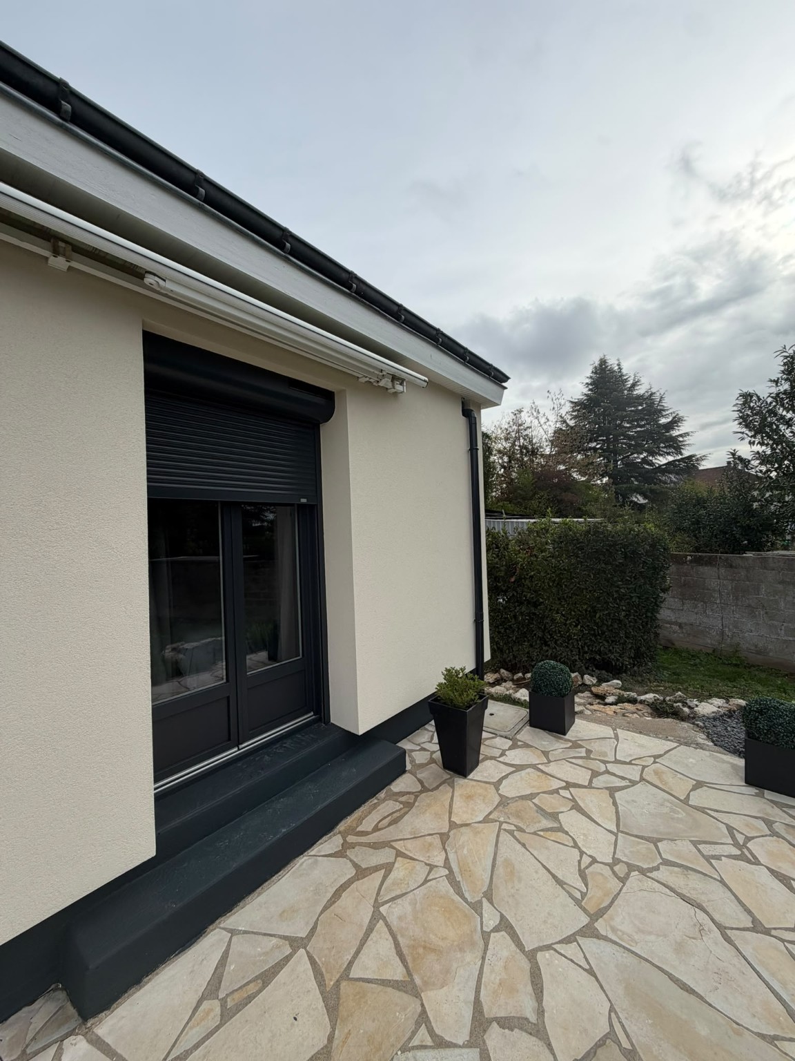 Menuiserie anthracite et terrasse dallée